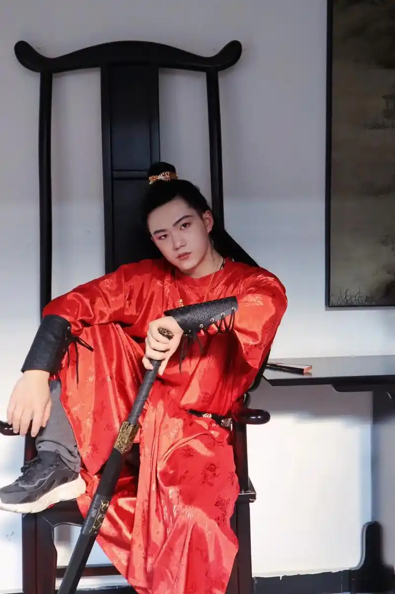 仗剑走江湖 #男生写真 #红衣古装 #武侠风 当然要拍照记 - 抖音