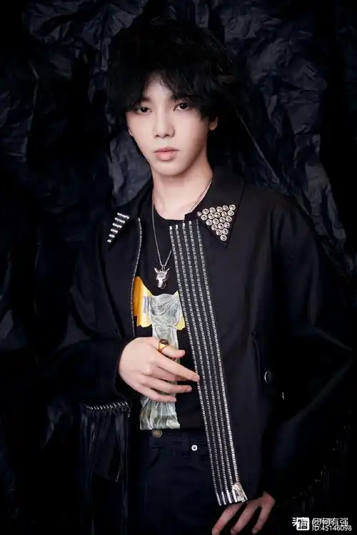 华晨宇演唱会开唱在即,拼色西装文雅潇洒,海报拍的都这么帅气