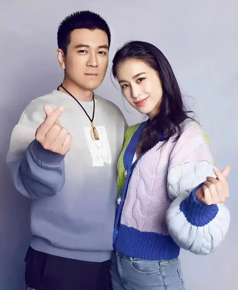 黄圣依每年都和他的丈夫和前妻一起过新年.