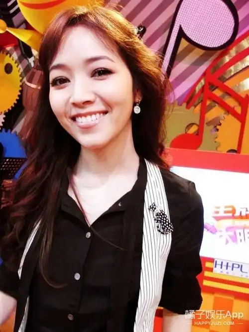 侯佩岑:甜美爱笑,端庄知礼的美女主播