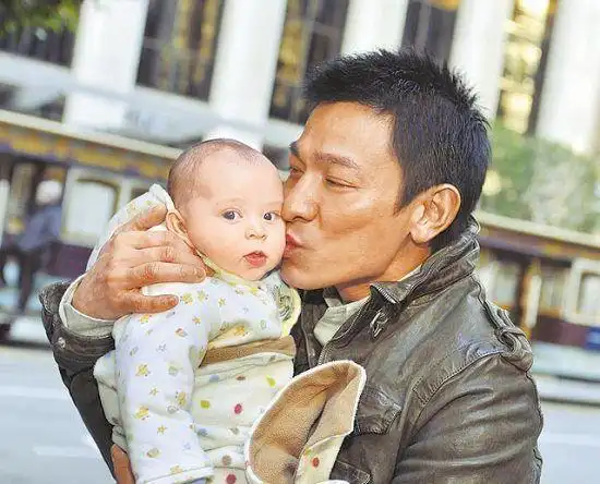 图刘德华儿子照片疑被曝光揭刘德华有几个孩子