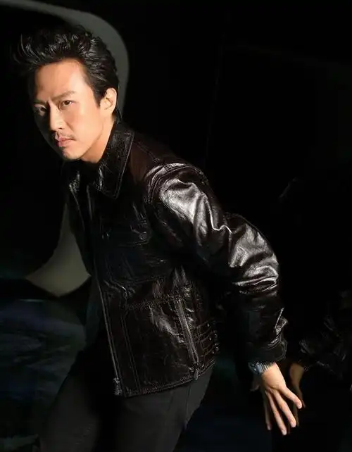 记得邓超有一次的造型,梳理了一个日系原宿风的飞机头发型,再配上一身