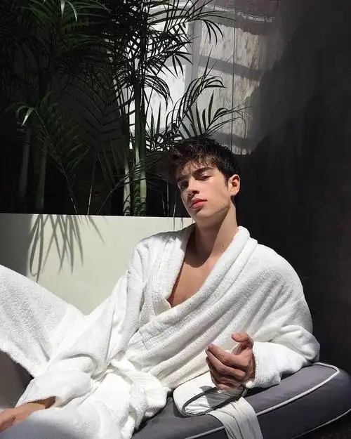 被誉为西班牙的justinbieber精瘦身材腹肌明显爱了