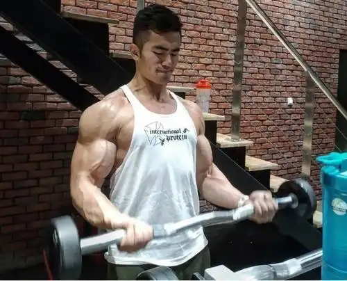 中国帅气肌肉男,高颜值加44cm臂围,穿衣显瘦脱衣有肉