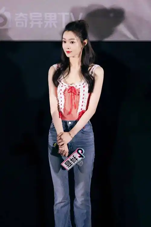其中,宋轶的这套红色蝴蝶结吊带搭配牛仔裤十分甜美,而后来才被发现这