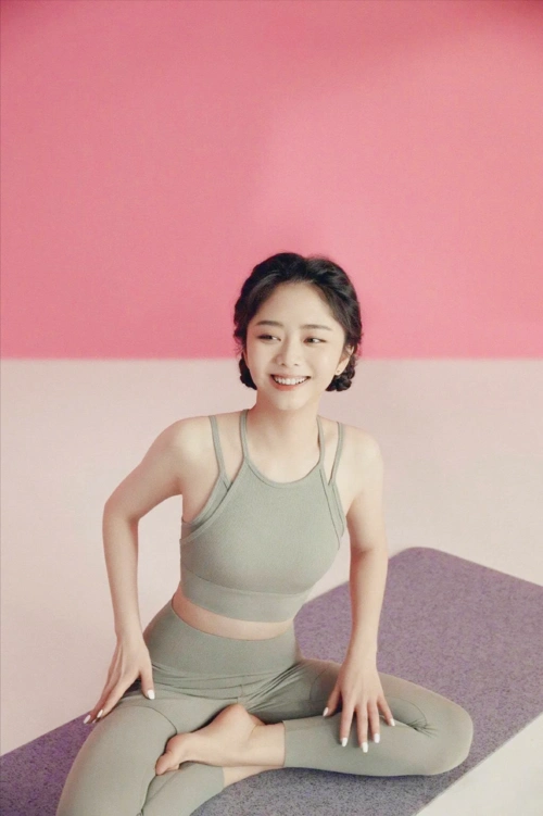 身材的保持似乎更加难能可贵了,大家觉得在健身的谭松韵也是格外的