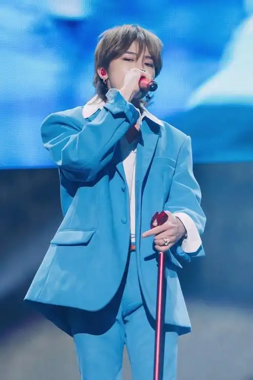 权志龙蓝色西装帅气写真