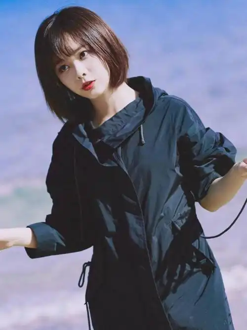 谭松韵又解锁了新发型可爱的泰迪卷俏皮减龄真有30岁了