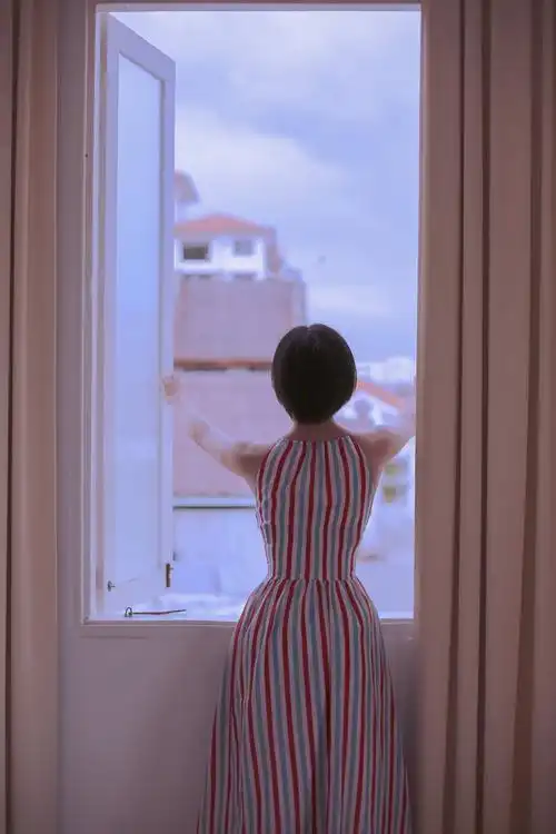 在房间里可以拍 推开窗的背影 想起那首歌是这么唱的 "推开窗看天边