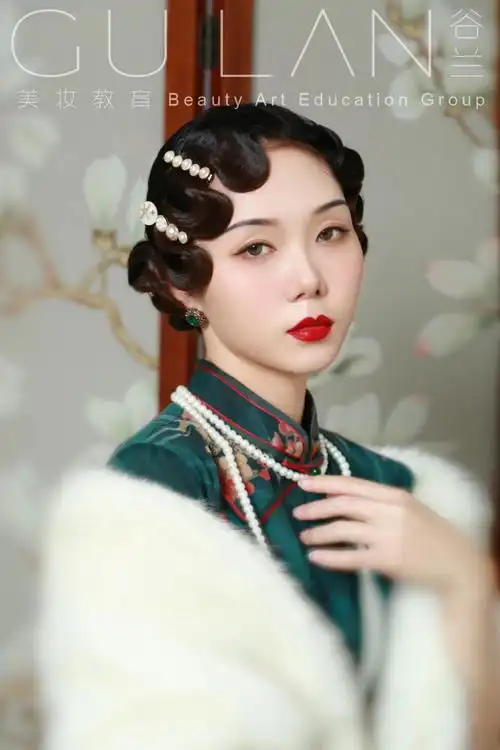 谷兰美妆教育频道的化妆造型作品《民国风复古旗袍造型低发髻手推波》