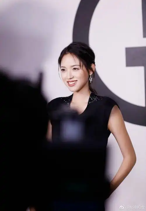 张梓琳黑色礼服,非常时尚闪耀,身材颜值好极了.