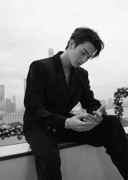 许凯#许凯,不可否认是个很帅气的男星,颜值真的是神颜,说其是男神