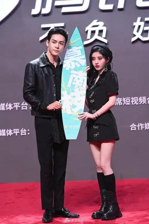 组图:鞠婧祎蝴蝶结露腰连衣裙清新俏皮 曾舜晞黑色皮衣俊朗帅气