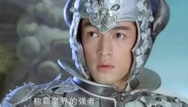 而景天呢,他在戴上了飞蓬头盔以后,看到了龙葵,知道了她是自己的妹妹.