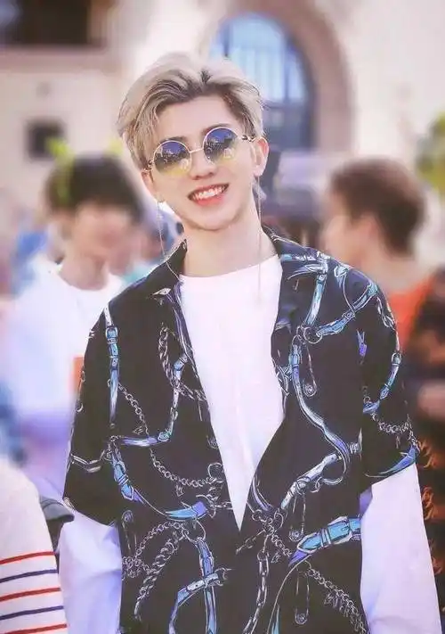 王一博遭恶意针对摔车丢掉比赛,体育鄙视链,鹿晗蔡徐坤无一幸免_嘲讽