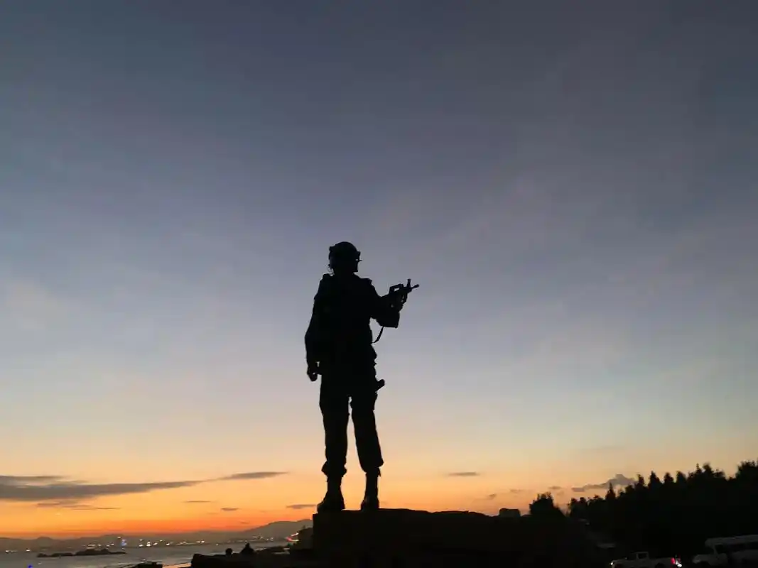 清澈的爱,只为中国9899#夕阳下的背影 #参军入伍保家卫国 - 抖音