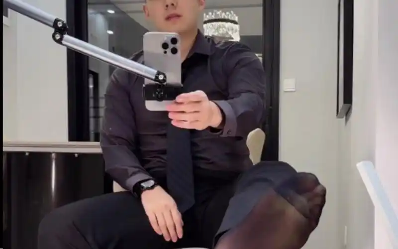 制服帅哥示范脱鞋