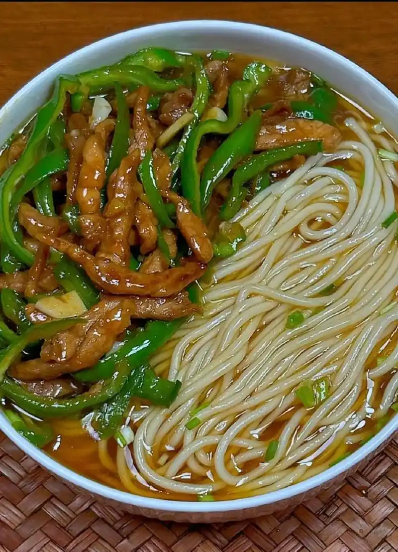 我妈做的青椒肉丝面,真的太太太好吃了!今天做了家人都喜欢吃 - 抖音