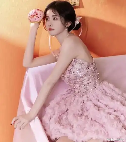 鞠婧祎最近的活动中,她着装精致充满个性,从她整体造型的选择到细节的