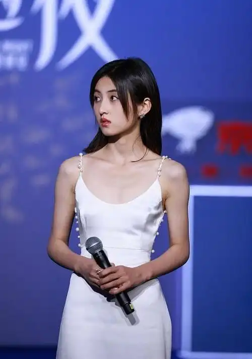 张子枫终于脱胎换骨穿吊带罕见惊艳一回成熟好多身材也惊人