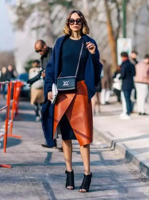 藏蓝色上衣配什么颜色下装