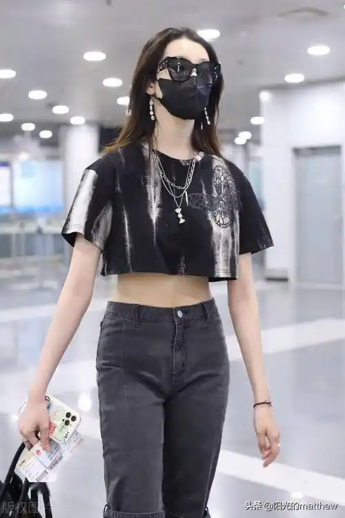 街拍:张艺凡黑色短上衣 烟灰色牛仔裤率性街头风_机场_北京_白色