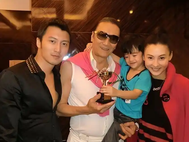 港媒曝谢贤病危,谢霆锋连夜赶回,名下财产留给张柏芝和两个孙子