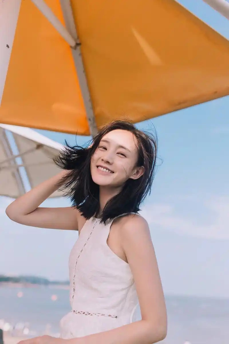 李一桐素颜夏日生活照 接地气调侃自己晒"秃噜皮"