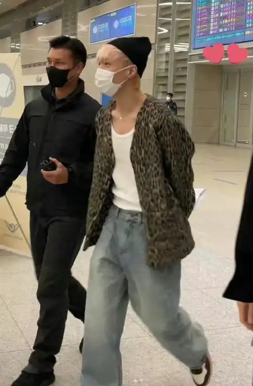 张艺兴裤子都烂没了##粉丝说张艺兴裤子都烂没了