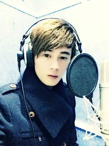 钟子炫:内地华语男歌手.是一名集演唱,演员,模特等多方位发展的艺人.