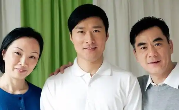 演员何冰为什么结婚几十年0绯闻看看妻子是谁你就知道了