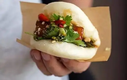 蒸好的馍里面夹入肉和菜然后就可以开吃啦!是不是很简单呢