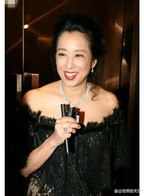 朱玲玲"阔太"气质惊艳,蕾丝连衣裙配卷发,不愧是郭晶晶的婆婆