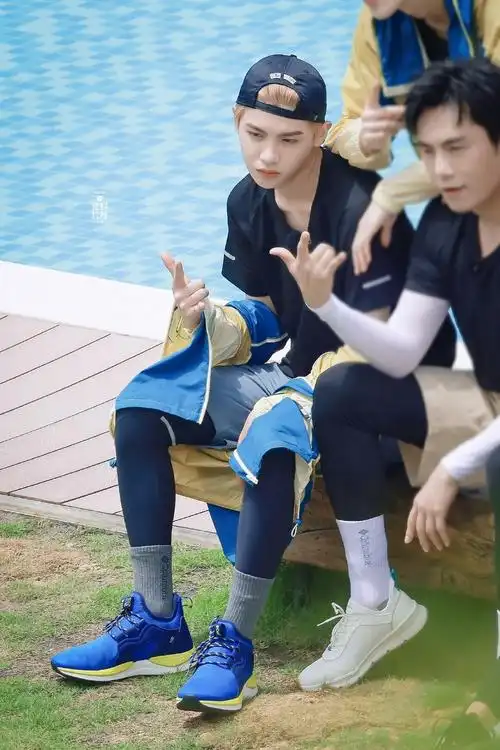 黄明昊极限挑战宝藏行录制饭拍 托腮好可爱哦