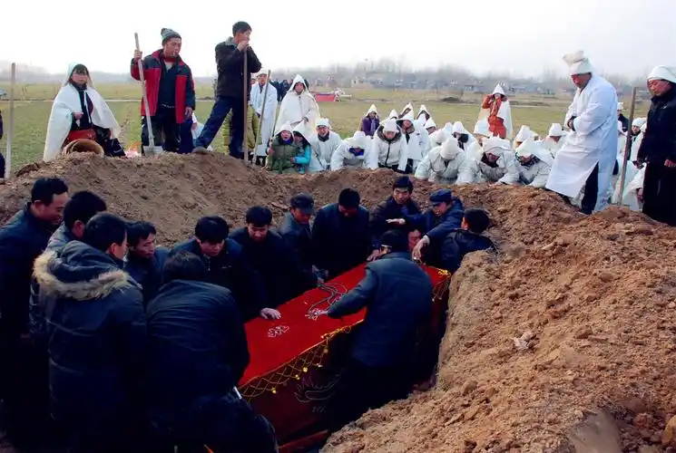 而我一出生,我的父亲也撒手人