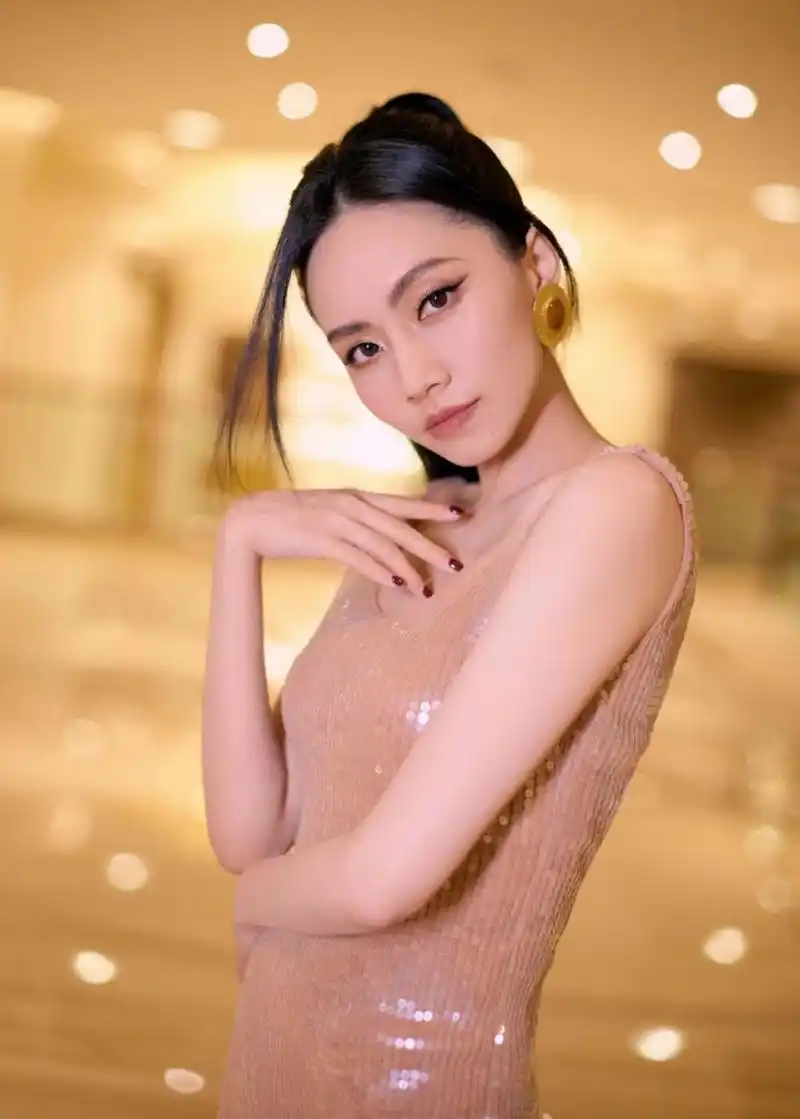 刘惜君 亮片点缀的裙身,长发高马尾造型,将时尚与性感完美融合