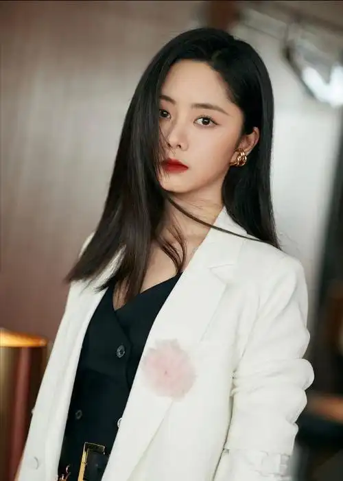 真减龄高手31岁谭松韵高调走机场黑色西服配牛仔裤格调真高级