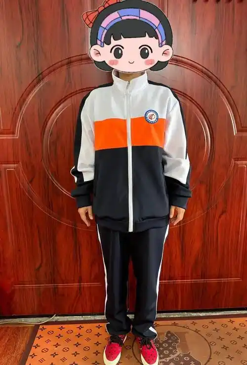 吉林市两所学校校服采购通告,自行购买or统一购买.你认为哪种更好?