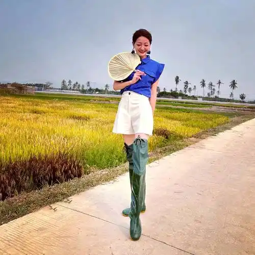 央视主持人谢颖颖:三亚体验插秧割稻,打扮时尚赤脚下水田,吓得花容