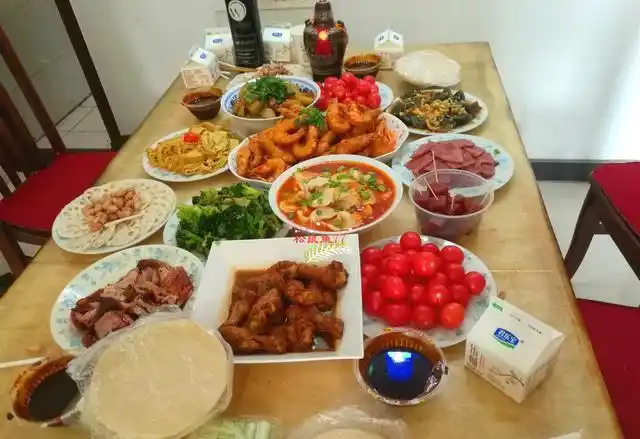 元旦家人聚餐我恼了忙乎5小时做了12道菜却被嫌弃太寒酸