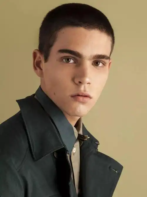 作为意大利最热门的时尚男模特,federico spinas 一出道便被整个行业