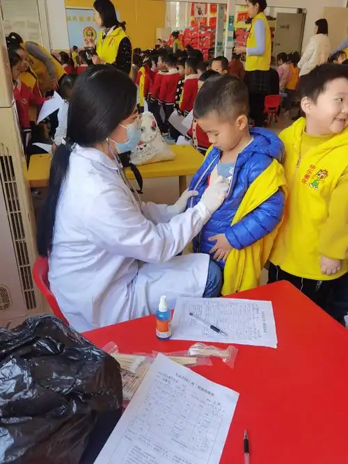 菏泽开发区快乐童年幼儿园明圣小朋友祝大家新年快乐!