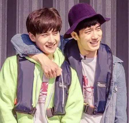 尽管井柏然和杨洋"拼床"磕磕碰碰一路磨合,两个之前工作生活都鲜有