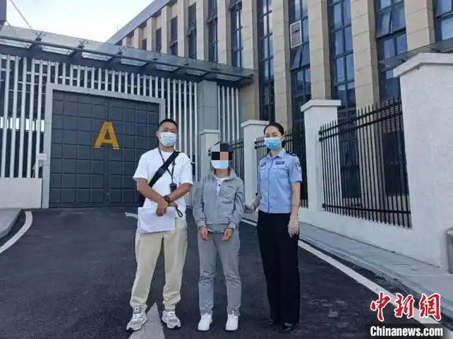 图为付某被警方依法刑事拘留. 贵阳铁路公安处供图