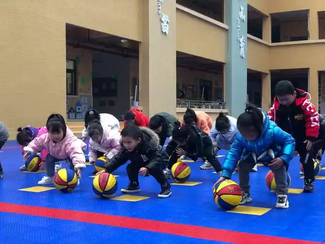 《快乐篮球·活力宝贝》-月山幼儿园大班体育课堂"花样篮球"