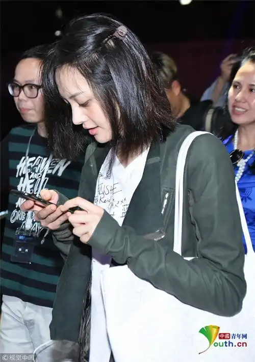 郑爽素颜背环保袋现身一路刷手机鼓嘴卖萌