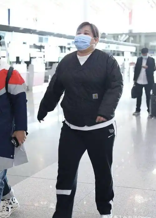 原创38岁贾玲走机场太喜感夹克打扮爆五五身材胖得找不到脖子了