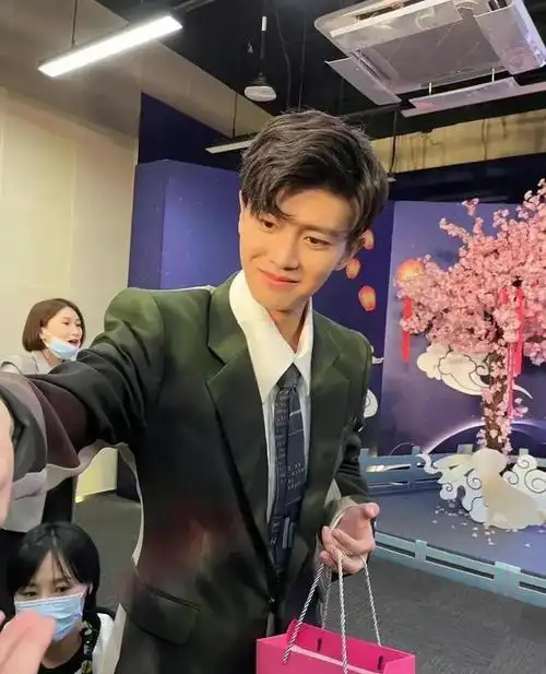 张艺兴李现任嘉伦成毅吴世勋吴楚一曾舜晞肖顺尧等动态