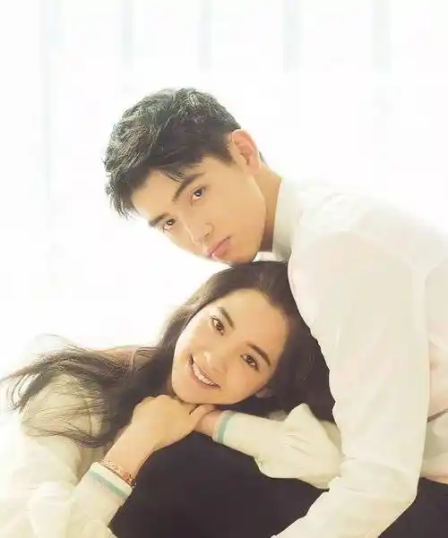 和当初的刘昊然一样,陈飞宇和欧阳娜娜也拍摄了杂志,那叫一个"配一脸"