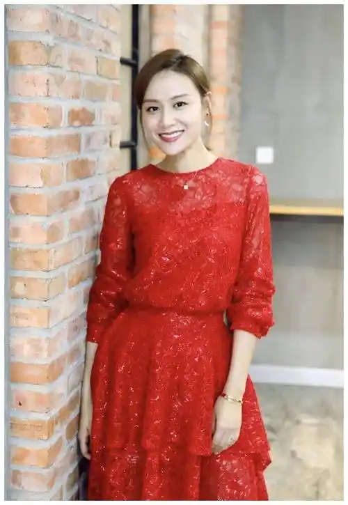 叶一茜高颜值就是任性扎低马尾发型搭配大红色连衣裙气质开挂